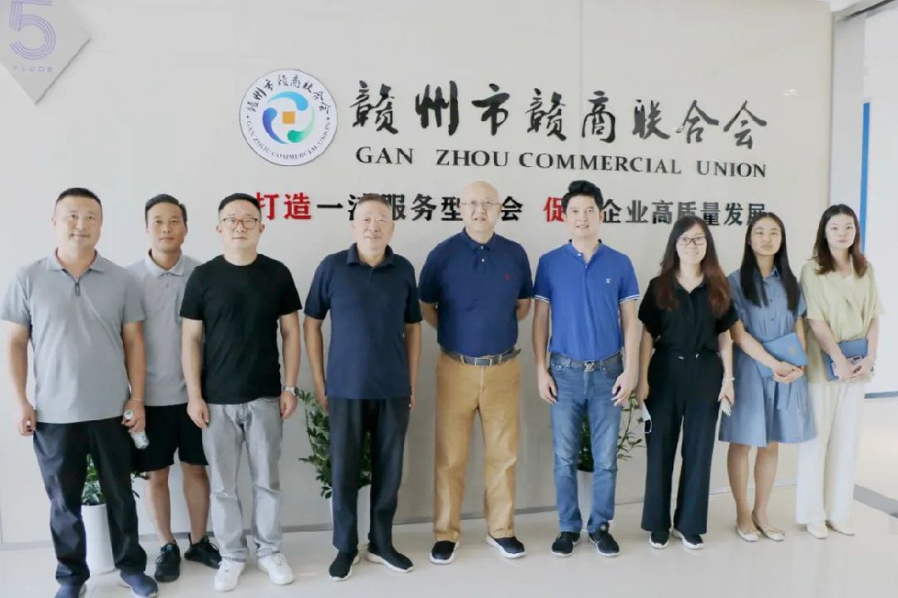 商會(huì)監(jiān)事會(huì)主席、江西憶源多媒體科技有限公司董事長(zhǎng)徐林楠一行來(lái)商會(huì)秘書(shū)處參觀(guān)交流